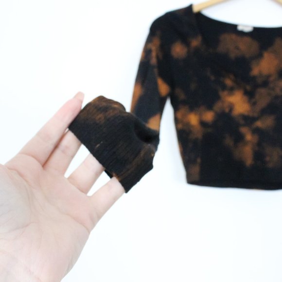*Garage Notched Acid Washed Black Long Sleeve Cropped Top - Picture 5 of 6